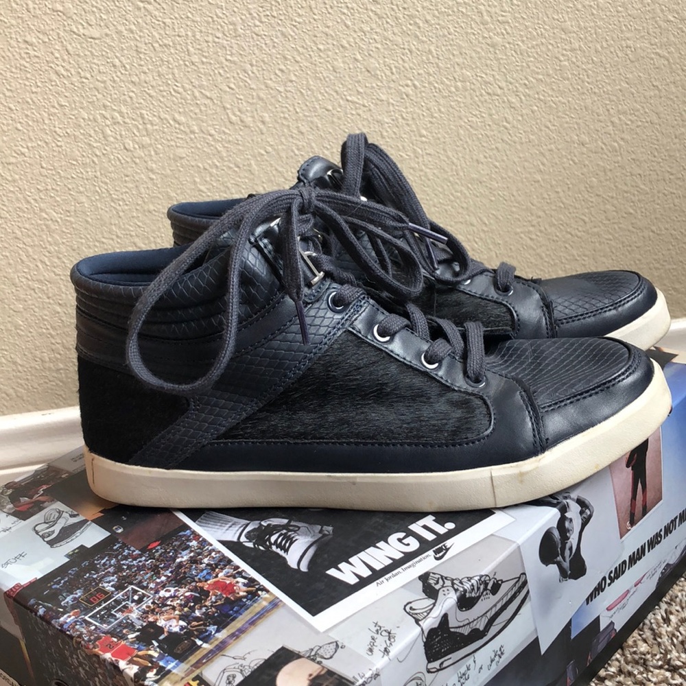 Nice sneakers have been worn maybe like 4 times